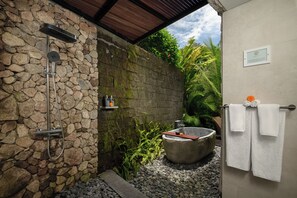 Kirana One Bedroom Villa | Phòng tắm | Vòi sen/bồn tắm kết hợp, bồn tắm thủy lực, vòi sen phun mưa 