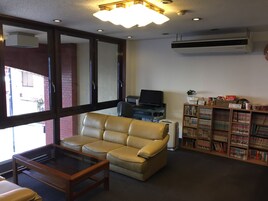 ロビー応接スペ  ース