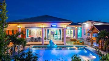 4-Bedroom Villa with Private Pool | Teras/patio