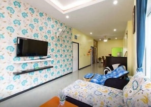 4-Bedroom Villa with Private Pool | Área de sala de estar | Televisión de pantalla plana 