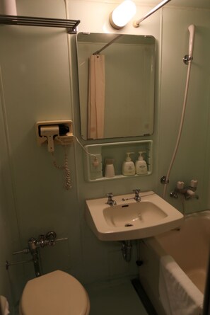 Combined shower/bathtub, deep-soaking bathtub, free toiletries - Kochi Business Hotel Bekkan (Kochi)