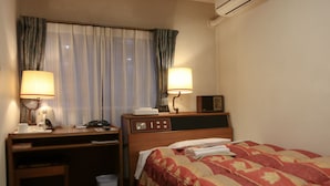 A hotel room with a bed, desk, and two lamps. - Kochi Business Hotel Bekkan (Kochi)