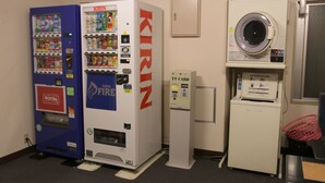 A vending machine, a Kirin fire hydrant, and a washing machine in a room. - Kochi Business Hotel Bekkan (Kochi)