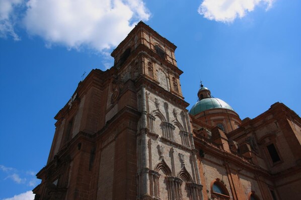 Un edificio histórico con una destacada torre de campanas y una cúpula.