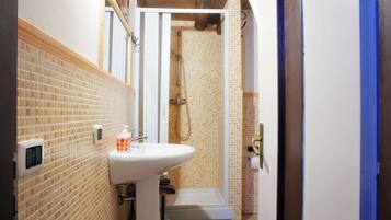 Apartment, 2 Bedrooms, Kitchen | Bathroom | Shower, free toiletries, hair dryer, bathrobes