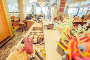 Daily buffet breakfast (CNY 38 per person)