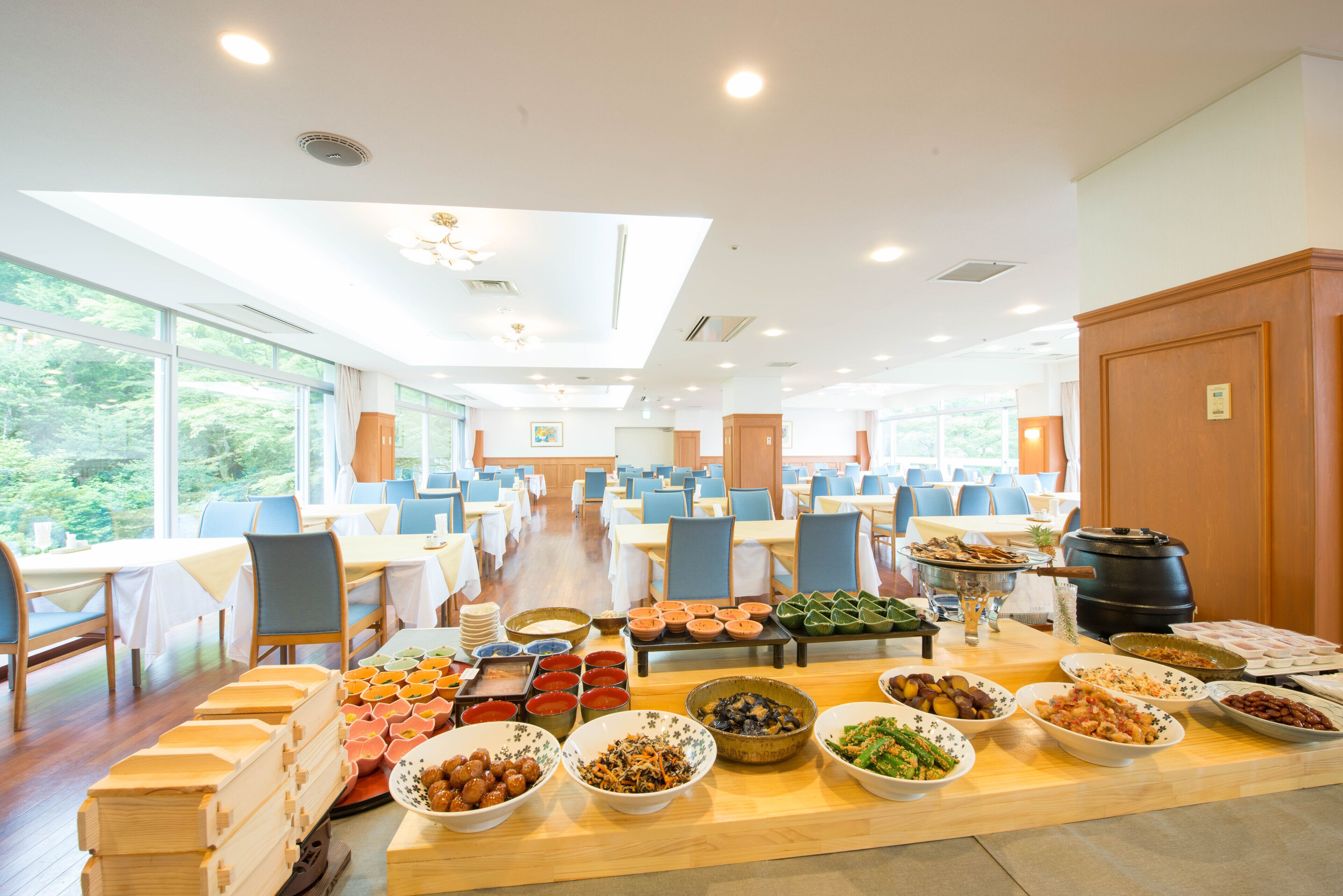 daily buffet breakfast (jpy 2200 per person)