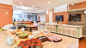 A buffet area with various food items and a sign indicating 'COLD' and 'HOT' sections. - Kagetsuen (Hakone)
