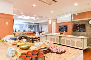 Desayuno buffet diario (JPY 2200 por persona)