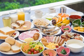 Daily buffet breakfast (JPY 2200 per person)