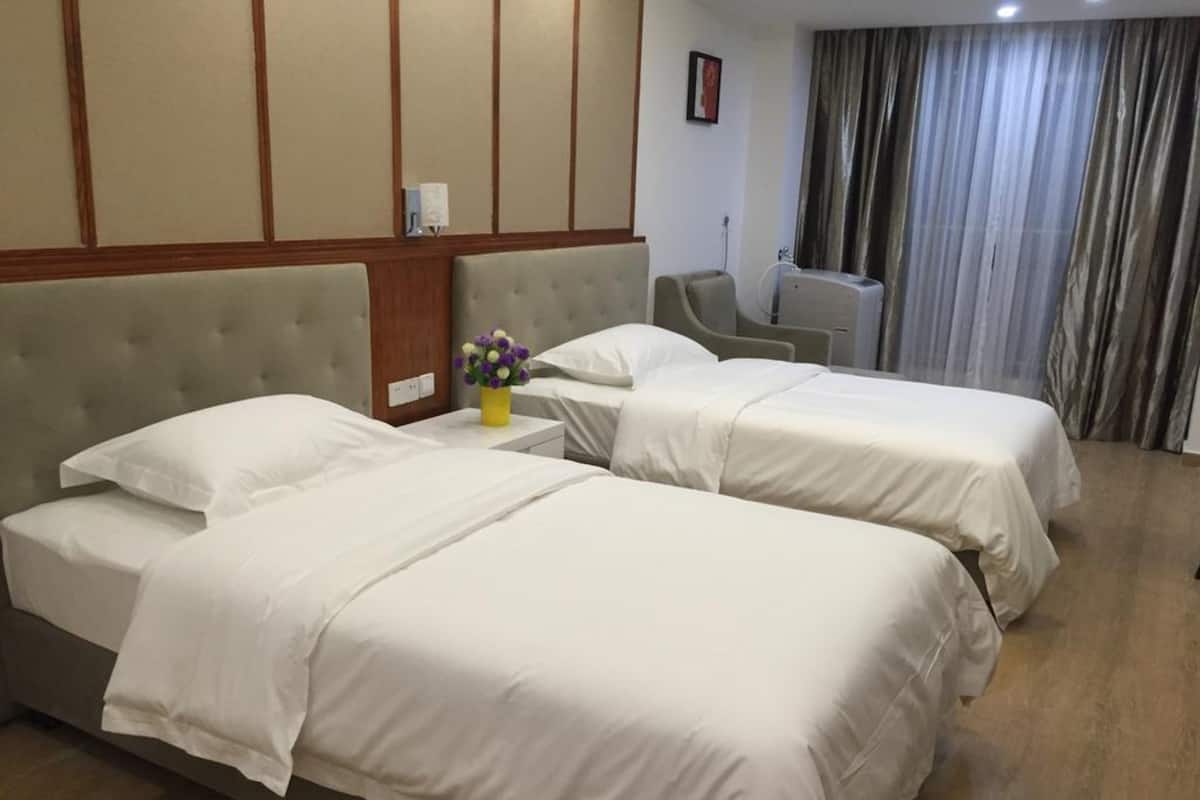 雅致双床房 | 办公桌、遮光窗帘、免费 WiFi