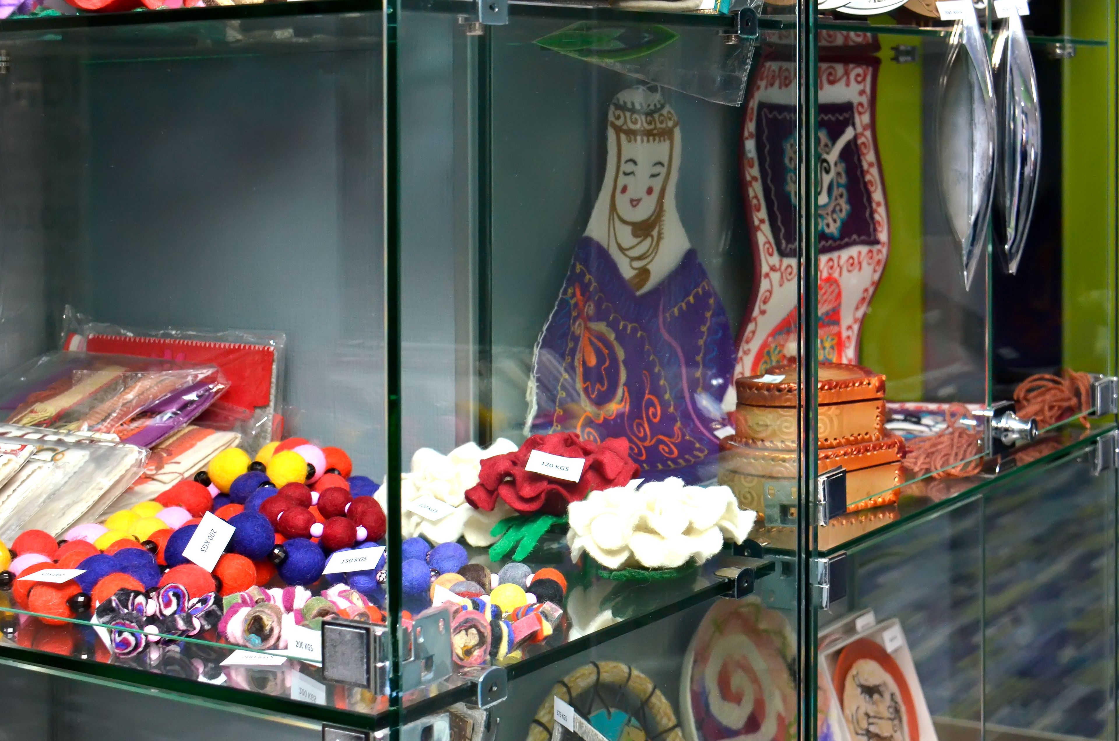Vitrine com objetos coloridos, incluindo brinquedos de pelúcia e itens decorativos.