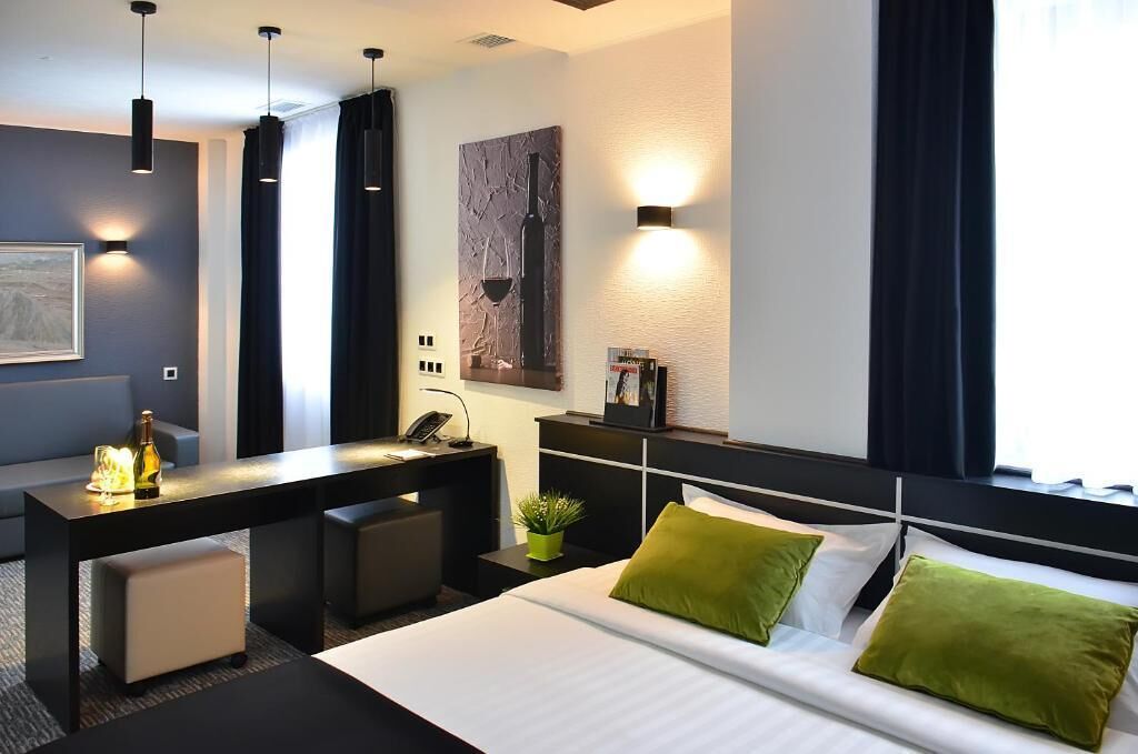 Luxury Suite | Premium bedding, in-room safe, desk, laptop workspace