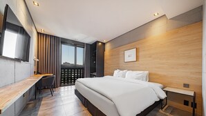 A modern hotel room with a large bed, a desk, and a TV. - The HongC Hotel Gangneung (Gangneung)
