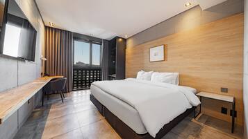 高档床上用品、羽绒被、客房内保险箱、办公桌