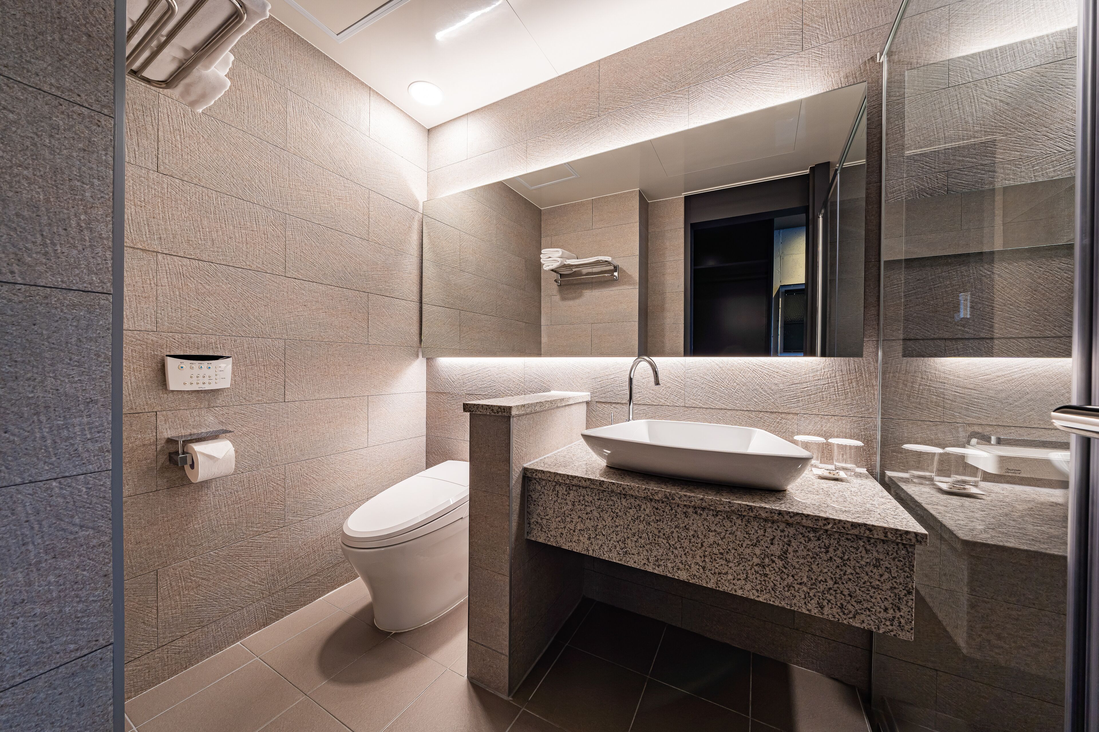 premium bedding, down duvets, in-room safe, desk