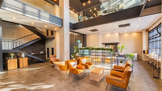 A spacious lobby with a modern design, featuring a staircase, seating area, and a reception desk. - The HongC Hotel Gangneung (Gangneung)