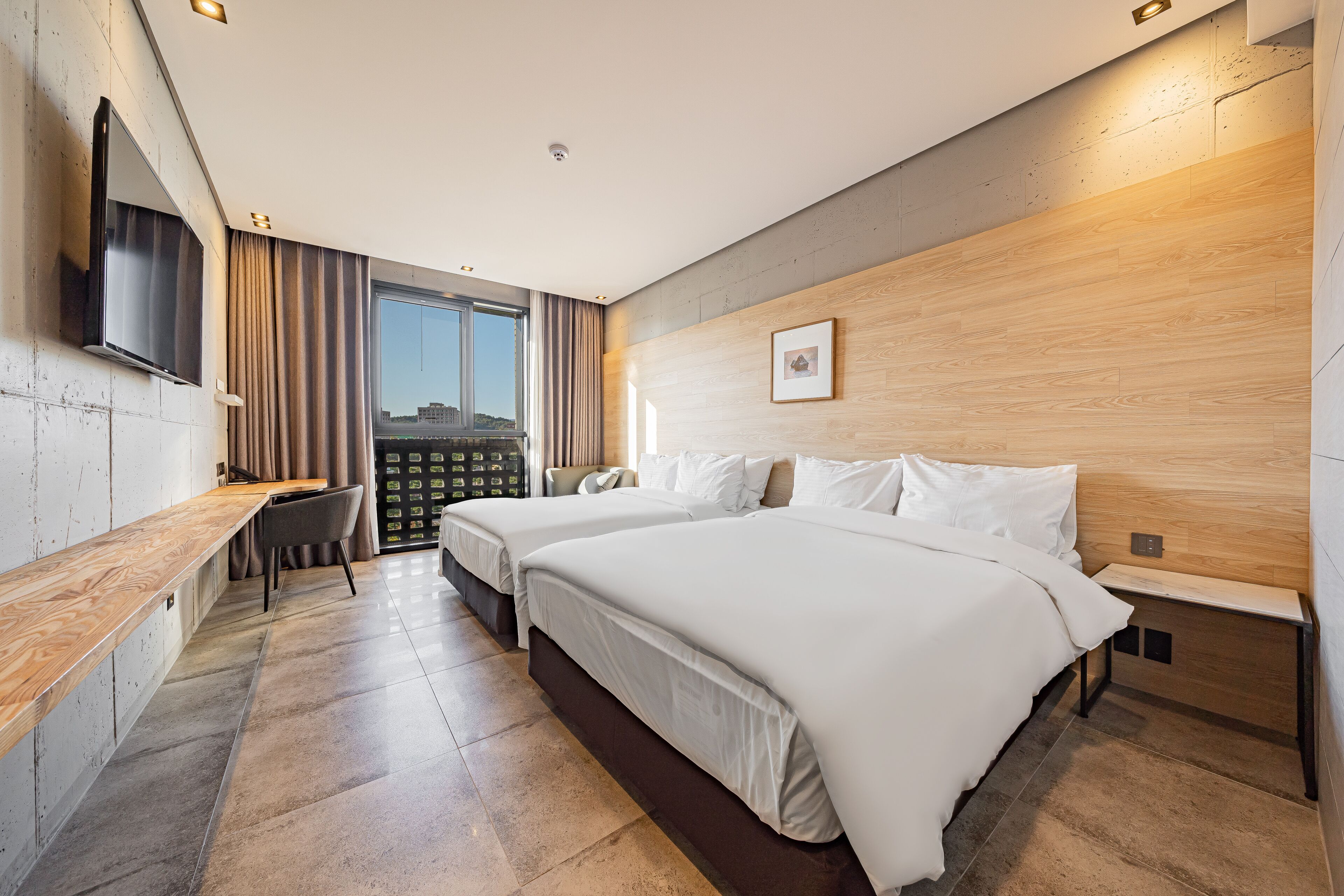 高档床上用品、羽绒被、客房内保险箱、办公桌