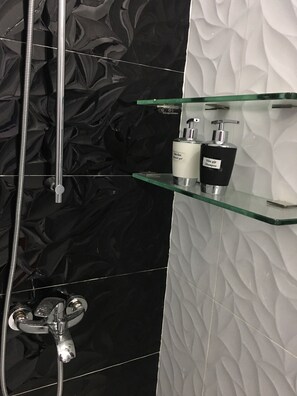 Basic Apartment | Bathroom amenities | Shower, rainfall showerhead, free toiletries, hair dryer - HT Hotel Apartment (Ho Chi Minh City)