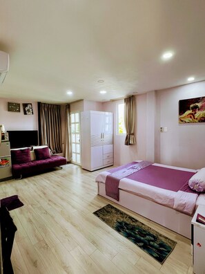 Habitación Deluxe, 1 cama Queen size | Decoración personalizada, muebles diferentes, escritorio y wifi gratis