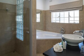 Luxury Room, 1 King Bed, Garden View (1) | Bathroom | Rainfall showerhead, free toiletries, hair dryer, towels - Number Eighteen Exclusive Guest Lodge (Harare)