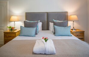 高級寢具、房內夾萬、書桌、隔音