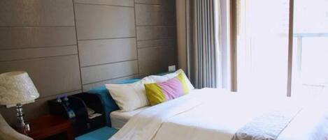 Schreibtisch, Verdunkelungsvorhänge, kostenloses WLAN