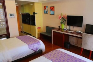 Schreibtisch, Verdunkelungsvorhänge, kostenloses WLAN