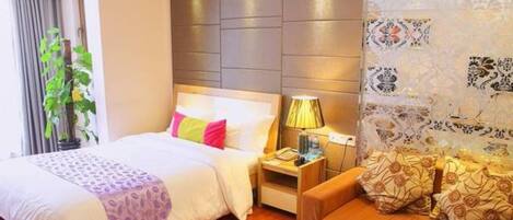 Skrivebord, blendingsgardiner og wi-fi (inkludert)