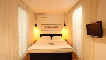 Quarto casal empresarial | Frigobar, escrivaninha, cortinas blackout, Wi-Fi de cortesia