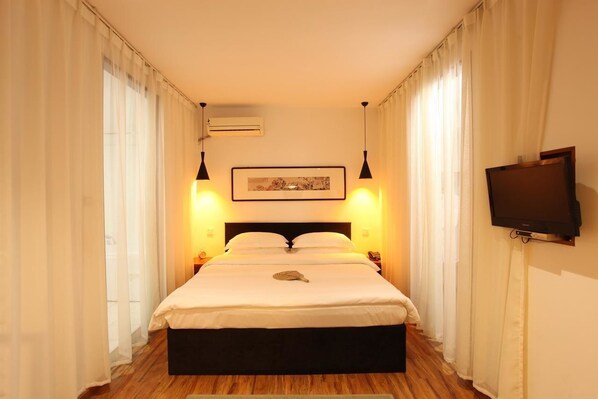 Habitació doble empresarial | Minibar, escriptori, cortines opaques i wifi gratuïta