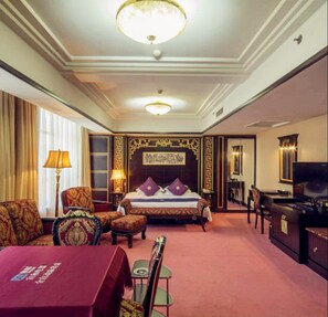 豪华套房 | 迷你吧、客房内保险箱、办公桌、遮光窗帘