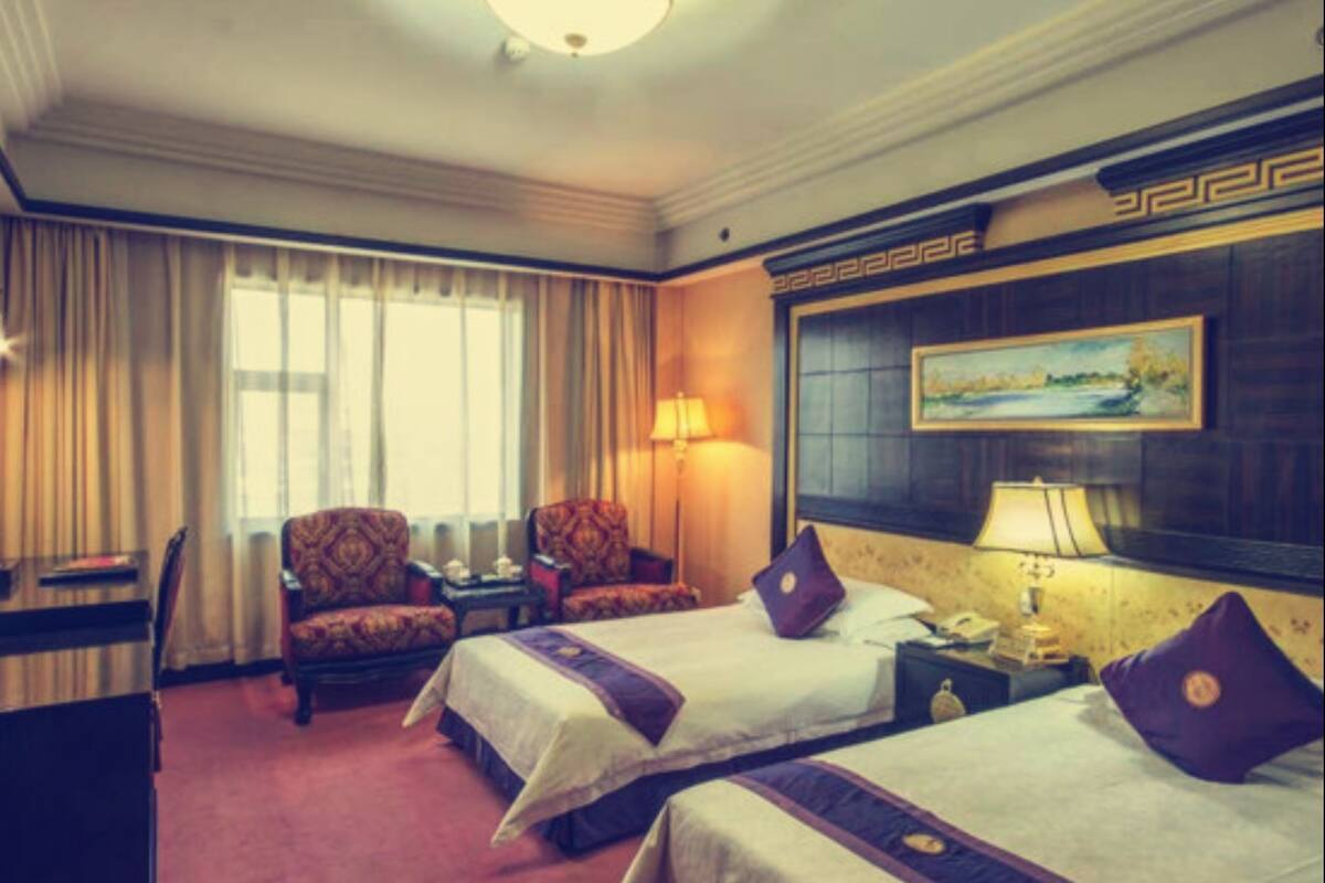 Deluxe Twin kamer | Een minibar, een kluis op de kamer, een bureau, verduisterende gordijnen