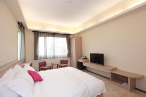 Desk, blackout curtains, soundproofing, free WiFi