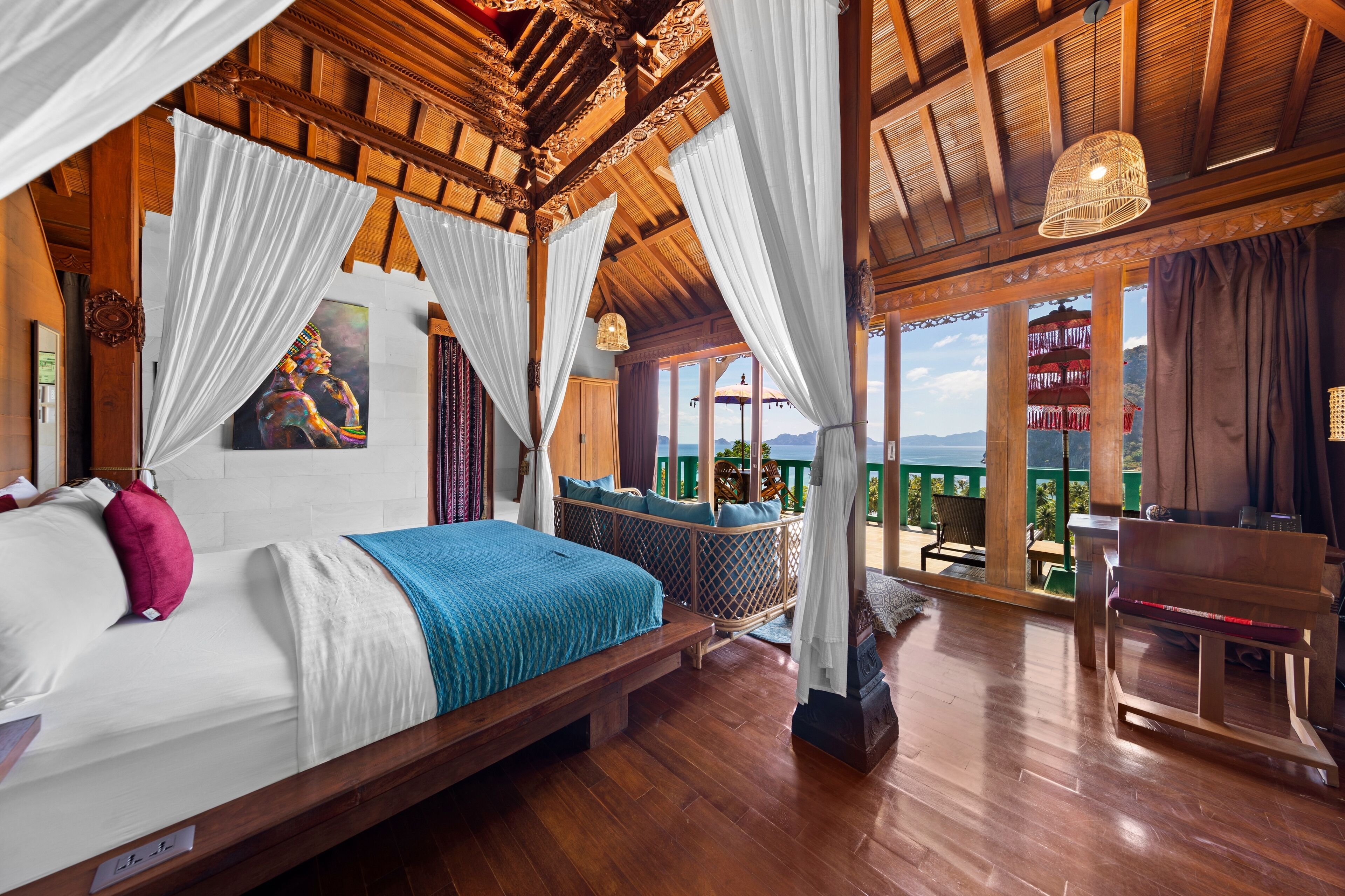 Una habitación de madera con una cama, un banco y un balcón con vistas.