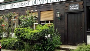 A hotel named "Hotel Restaurant Dümptener Hof" with a sign indicating "Nacht Eingang" (Night Entrance). - Hotel-Restaurant Dümptener Hof (Muelheim an der Ruhr)