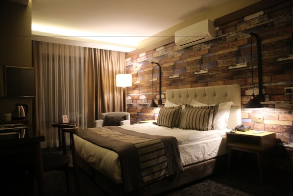 Habitación estándar | Minibar, caja de seguridad en la habitación y escritorio