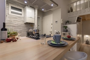 Studio | Yksityinen keittiö | Täysikokoinen jääkaappi, uuni, liesi, espressokone