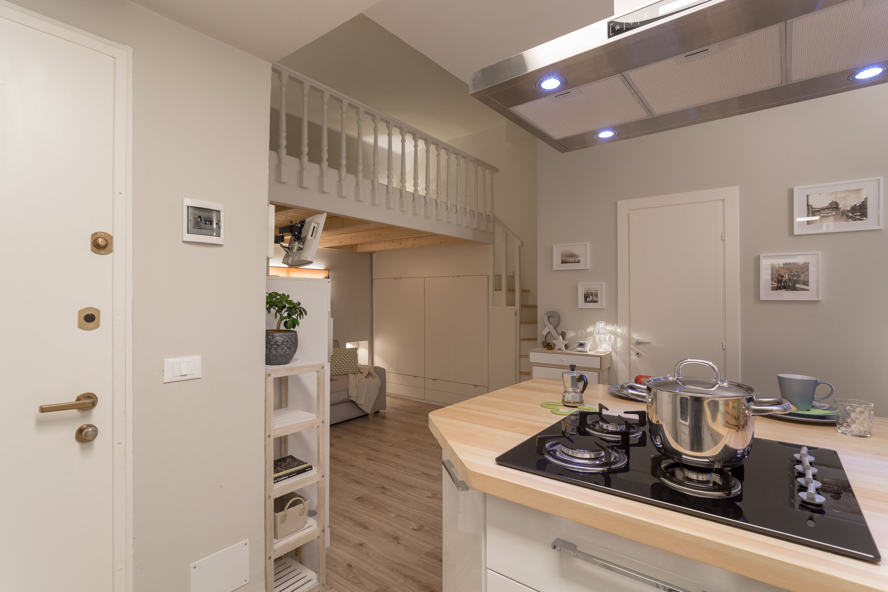 Une cuisine compacte dotée d’une cuisinière intégrée, d’un petit coin repas et d’un escalier menant à l’étage supérieur.