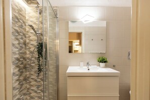 Studio | Phòng tắm | Buồng tắm vòi sen, máy sấy tóc, chậu vệ sinh/vòi rửa, khăn tắm 