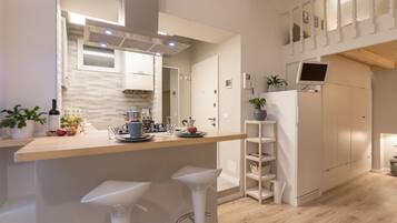 Studio | Private kitchen | Full-size fridge, oven, stovetop, espresso maker