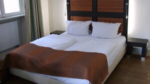 Escritorio, wifi gratis y ropa de cama