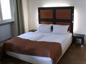 Desk, free WiFi, bed sheets - Hotel Vier Jahreszeiten (Heidelberg)