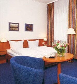 Habitación con 1 cama doble o 2 individuales, vistas al río | Escritorio, wifi gratis, ropa de cama