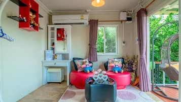 Deluxe Room | Living area | 32-inch flat-screen TV with cable channels, TV