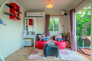 Habitación Deluxe | Zona de estar | Televisión de pantalla plana de 32 pulgadas con canales por cable