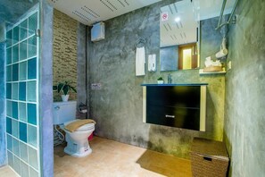 Ducha, artículos de tocador gratuitos, secador de pelo, pantuflas