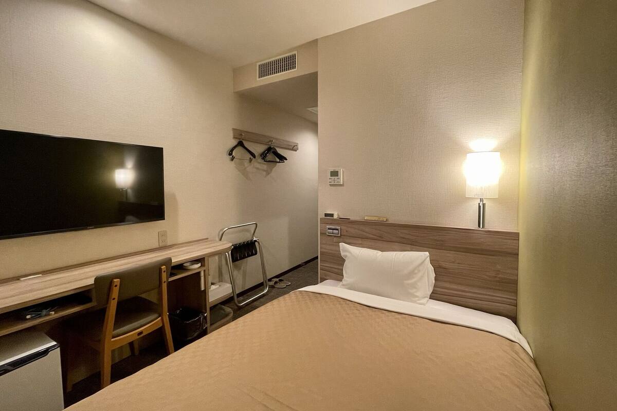 Desk, free WiFi, bed sheets