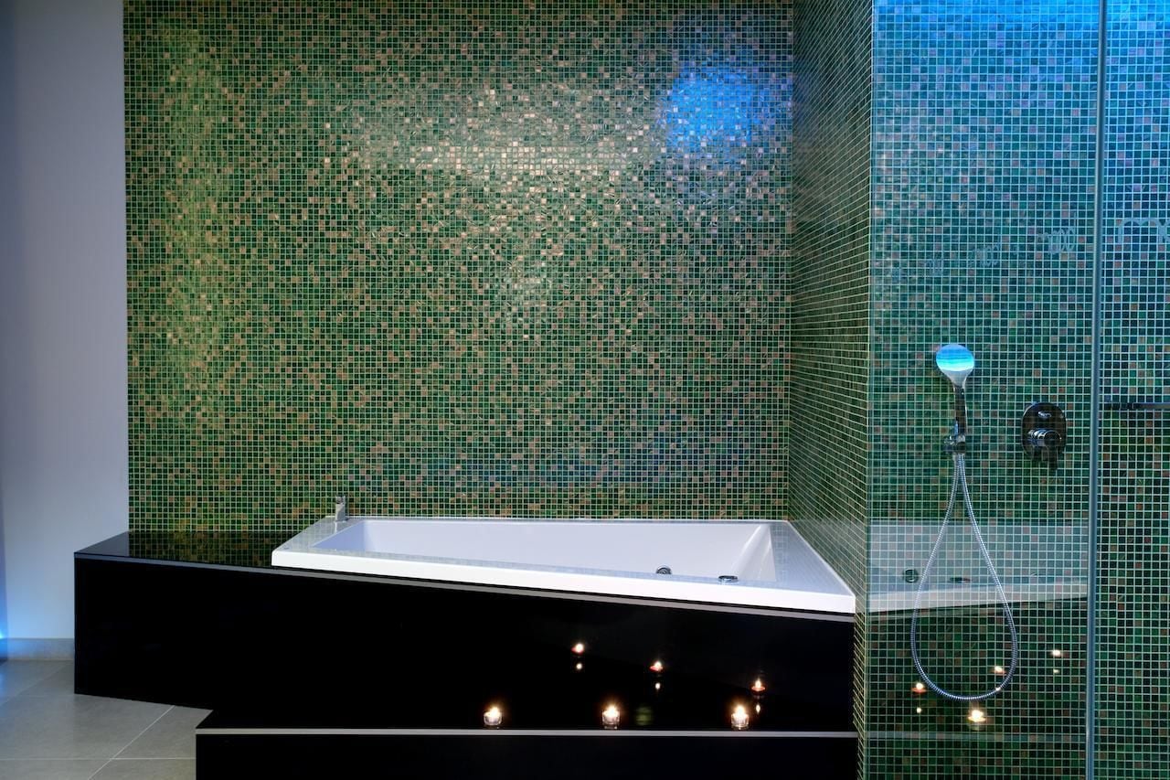 suite, jetted tub | bathroom | shower, rainfall showerhead, free toiletries, hair dryer
