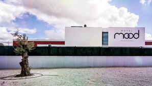 A modern building with a sign reading "Motel Mood Private Suites". - Mood - Private Suites (Montijo)